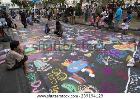BANGKOK THAILAND-DECEMBER 13 :Bangkok fest art on the street.People and tourists. Attention to art on the opening day. on December 13,2014 in Bangkok,Thailand.
