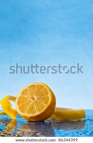 ,lemon cut on glass,