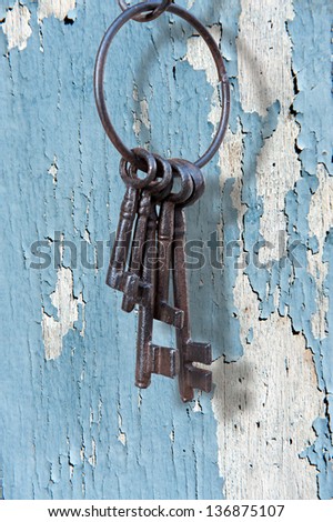 Old rusty key ring on pastel grunge background