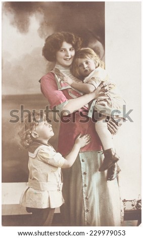 GREAT BRITAIN, HARWARDS - CIRCA 1913: old photo of mother with children Illustrative Image, subject of human interest