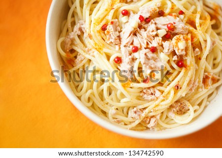 Tuna pasta with garlic, red peppers and chili powder