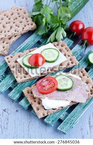 crisp bread with cheese and smoked turkey meat