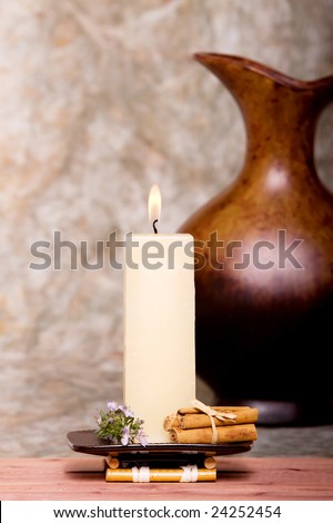 Spa candle with cinnamon sticks