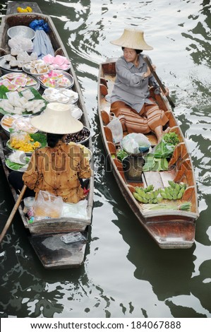 RATCHABURI, THAILAND - MARCH 21 : Floating markets on March 21, 2013 in Damnoen Saduak,Ratchaburi Province, Thailand. Until recently, the main form of trade, now mostly a tourist attraction.