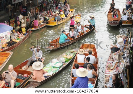 RATCHABURI, THAILAND - MARCH 21 : Floating markets on march 21, 2013 in Damnoen Saduak,Ratchaburi Province, Thailand. Until recently, the main form of trade, now mostly a tourist attraction.