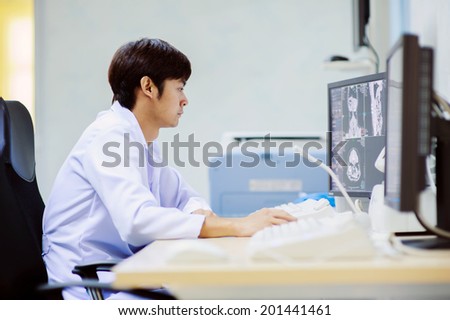 veterinarian doctor with MRI computer control