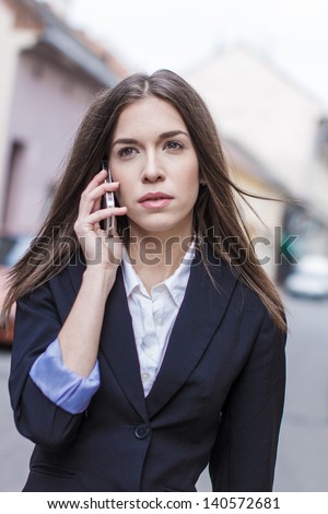 Brunette entrepreneur woman calling, outdoor