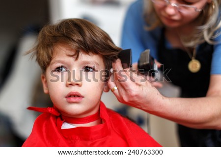 Haircut for little boy, mother cut hair for son at home
