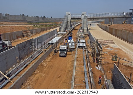 Paving a new road.\
Laying of new high-speed roads in Israel.