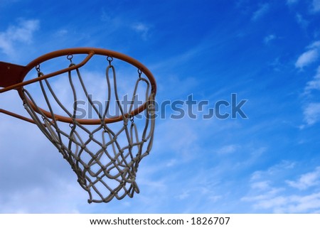 篮球净额在bue 天空下 商业图片: 1826707 : Sh