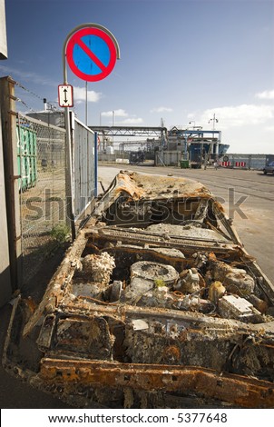 Long-stay car park - Rusty car from the Sea.
