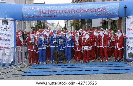 MIDDELFART - DECEMBER 13: Father Christmas Run in Middelfart, Denmark. Just before start. Christmas run in Denmark December 13, 2009 in Middelfart, Denmark.