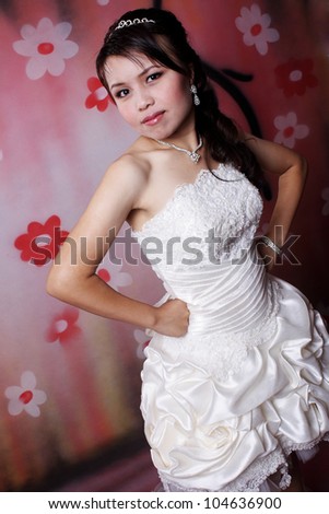 A lovely and enjoy bride She is dressed in a simple gown and wearing a tiara/She is enjoy bride