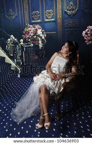 A lovely and enjoy bride She is dressed in a simple gown and wearing a tiara/She is enjoy bride