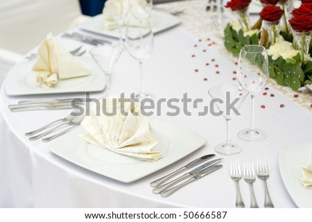 white and ivory wedding table settings