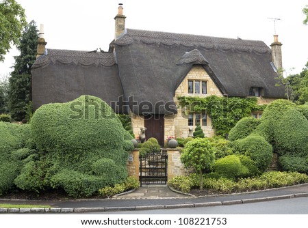 Beautiful upper class cottage with thatched roof and funny cut hedges in the village of Chipping Campden, Cotswold, United Kingdom.