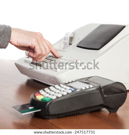 The seller makes the calculation and takes payment by a cash register and credit card reader.