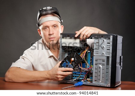IT-support engineer changes the hard drive