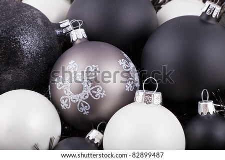 Black, white and taupe coloured Christmas decorations / ornaments