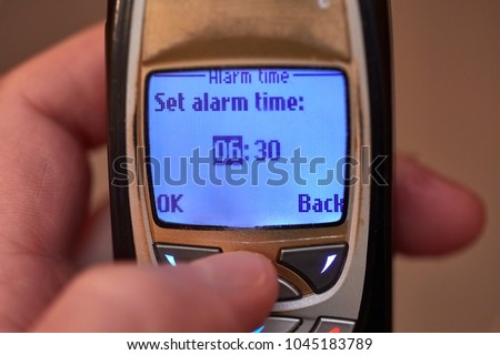 Setting up alarm on an old mobile phone