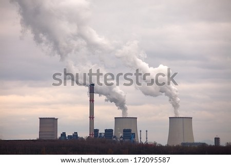 Power plant with cooling towers