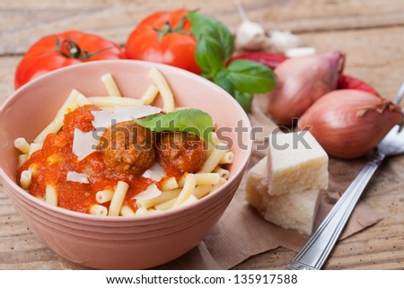 Pasta with meat balls and tomato saus