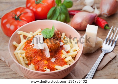 Pasta with meat balls and tomato saus