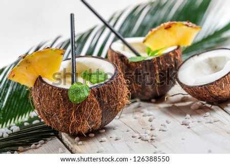 [Obrazek: stock-photo-pinacolada-in-the-coconut-wi...388550.jpg]