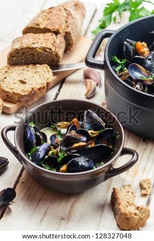 Freshly cooked mussels at home and served with bread