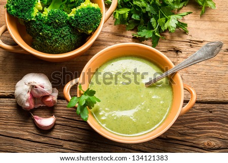 Creamy soup made of fresh broccoli and parsley