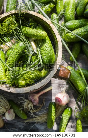 Preparation of low-salt pickled cucumbers
