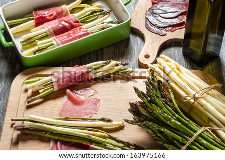 Preparation asparagus with prosciutto ham