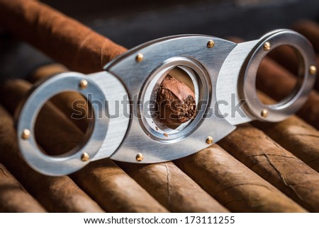 Guillotine cutting off cigar tip