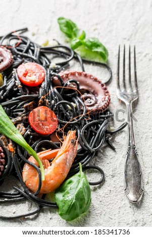 Spaghetti with seafood and black pasta
