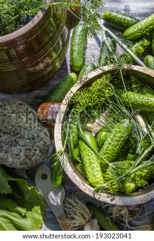 Pickling low-salt cucumbers in a clay pot