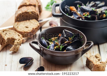 Freshly cooked mussels at home