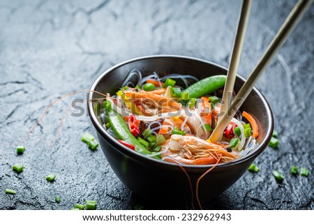 Noodles with vegetables and prawns
