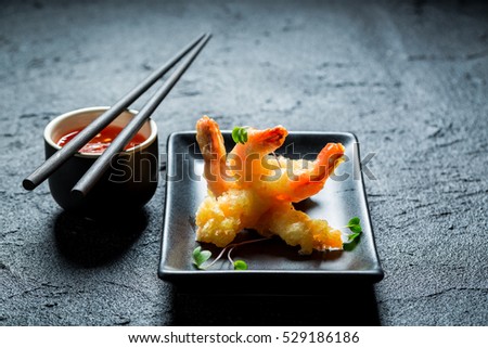 Hot shrimp in tempura with sweet and sour sauce