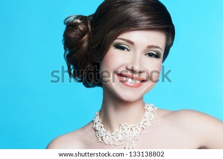Beauty wedding hairstyle. Bride with pearl necklace