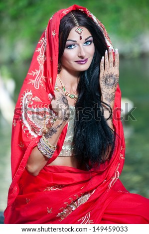 Beautiful Young Indian Woman In Traditional Clothing With Bridal Makeup And Jewelry. Gorgeous Brunette Bride Traditionally Dressed In India. Girl Bollywood Dancer In Sari And Henna On Hands