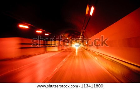 The tunnel, automobile taillight shape beautiful arc?In the evening light to form a straight line