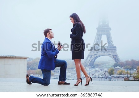 marry me, proposal in Paris near Eiffel Tower
