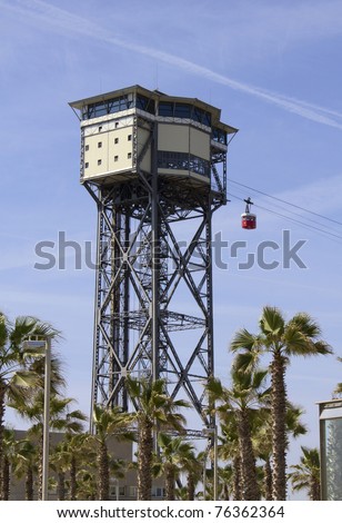 cabina del teleferico de Barcelona llegando a la torre de Sant Sebastian.