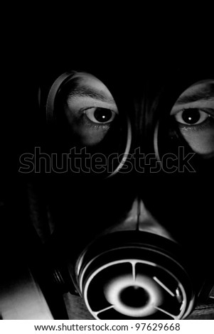 Black and white picture of a man with a gasmask