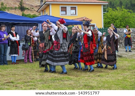 BUELNA, SPAIN - JUNE 23: The Dance Group Entremontaas Virgen de la Cuesta in the traditional Dance at Santo with regional costumes popular party day in Buelna on June 23, 2013