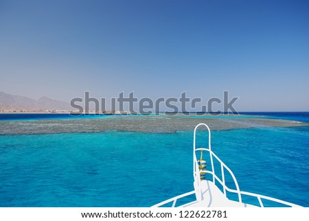 cruise on the dive boat to a huge reef for