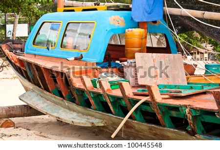 Fishing boats that are waiting to be repaired.