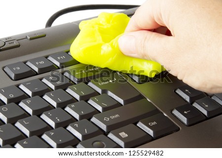hand who clean the keyboard with a special sponge