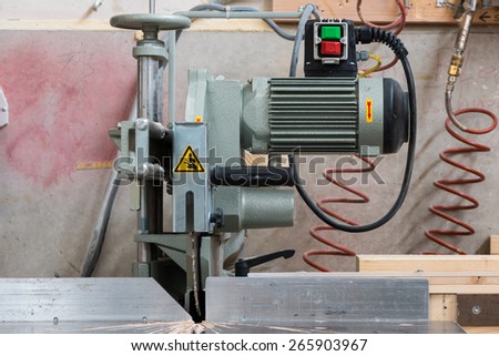 fixed circular buzz saw with electric motor engine and green red buttons