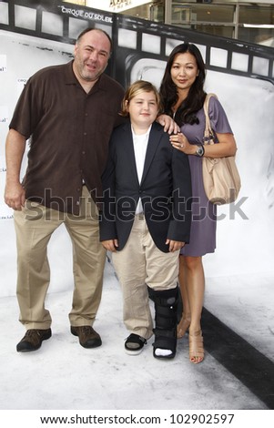 LOS ANGELES - SEPT 25: James Gandolfini, family at the IRIS, A Journey Through the World of Cinema by Cirque du Soleil premiere at the Kodak Theater on September 25, 2011  in Los Angeles, California